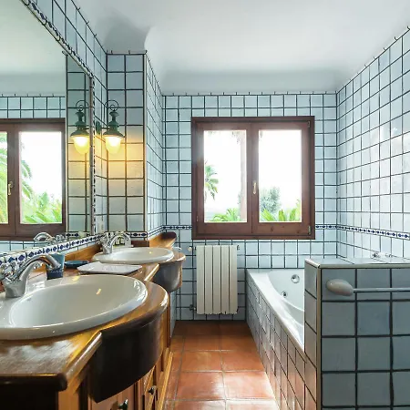 Βίλα Luxurious With Gorgeous Pool In