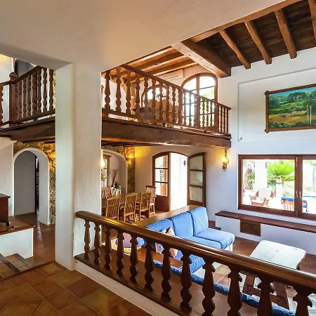 Βίλα Luxurious With Gorgeous Pool In