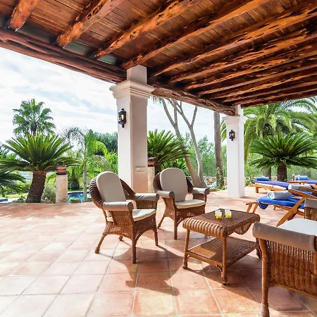 Βίλα Luxurious With Gorgeous Pool In
