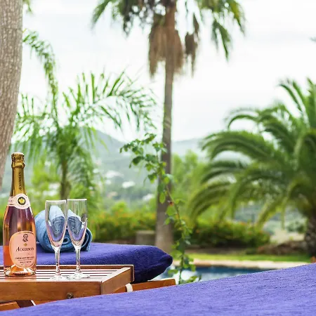 Βίλα Luxurious With Gorgeous Pool In